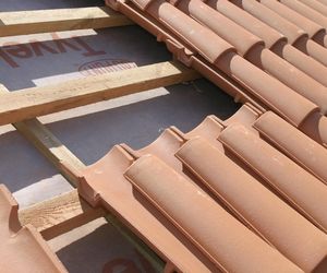 Krycie dachówką ceramiczną. Kosz, okap, kalenica - trudne miejsca na dachu 