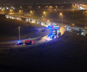 Matka nie żyje, w aucie dzieci. Śmiertelne dachowanie w Warszawie