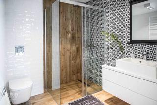 Aranżacja małej łazienki: wnętrze z geometryczną mozaiką w tle