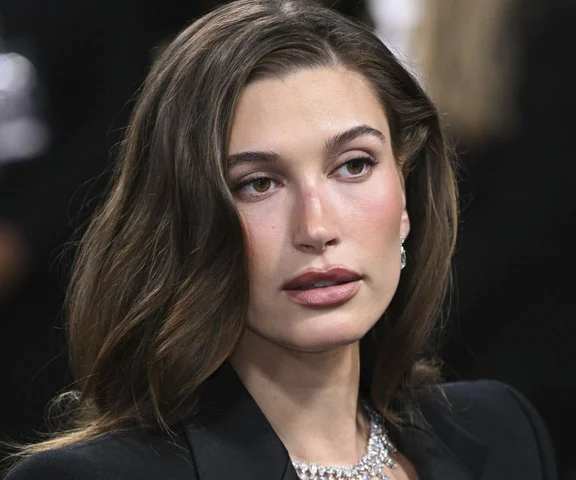 Hailey Bieber sprzedała swoją markę kosmetyczną. Cena zwala z nóg