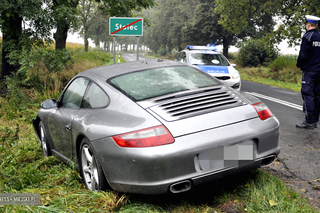 Porsche wpadło do rowu w Stolcu. Kto prowadził? Właściciel nie wie, choć siedział obok