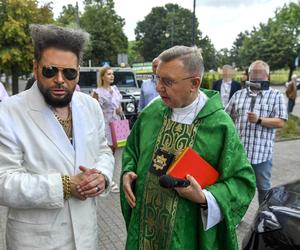 Krzysztof Rutkowski nie przestaje zadziwiać. Tym razem zorganizował ceremonię… święcenia samochodów [ZDJĘCIA]