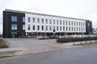 Autobus już może zakręcić. Koniec groteski przed przychodnią na Bemowie