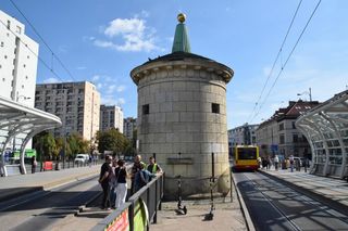 Eksmitują gołębie z Grubej Kaśki na czas remontu