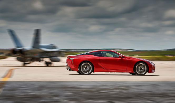 Lexus LC 500 ściga się z myśliwcem F-18