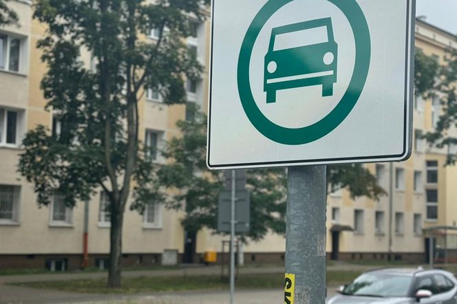 Strefa Czystego Transportu w Warszawie to fikcja - uważają aktywiści i chcą, by miejskie kamery kontrolowały kierowców 