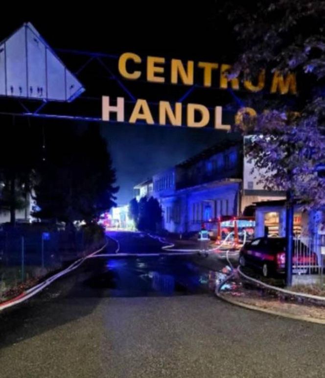 Potężny pożar parku trampolin we Włocławku