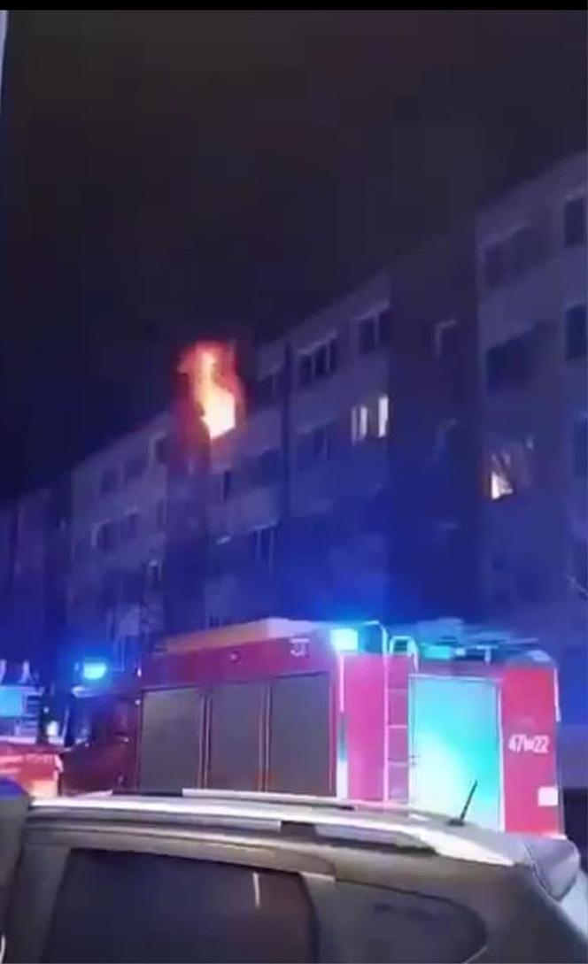 Pożar mieszkania w Kole. Strażacy walczyli z ogniem do późnej nocy