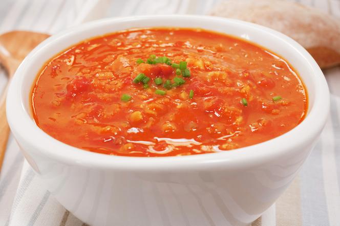 Pikantna zupa z soczewicy i pomidorów