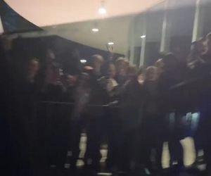 Justyna Steczkowska niczym papież! Gwiazda wyciąga rękę do fanów ze swojego jusiamobile