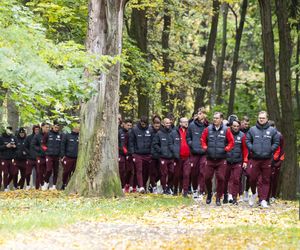 Reprezentacja zmokła na spacerze. Lewandowski się krył przed deszczem