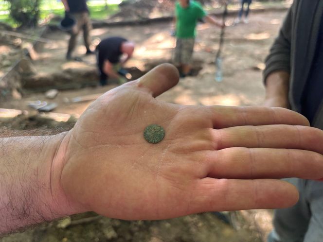 Prace archeologiczne przy ruinach zamku w Nowym Sączu 