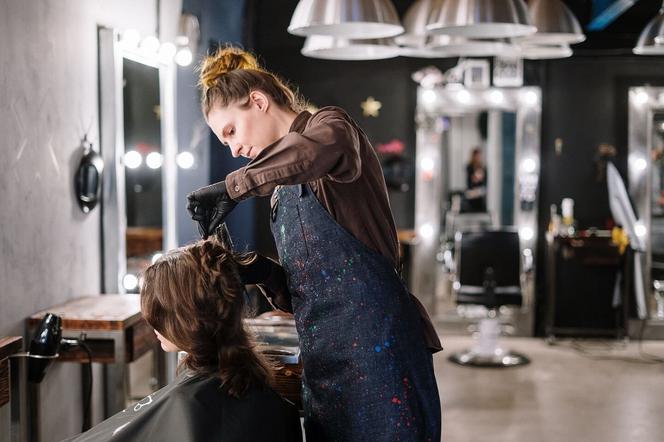 Kiedy otworzą salony fryzjerskie i kosmetyczne? Znamy szczegóły i przybliżoną datę