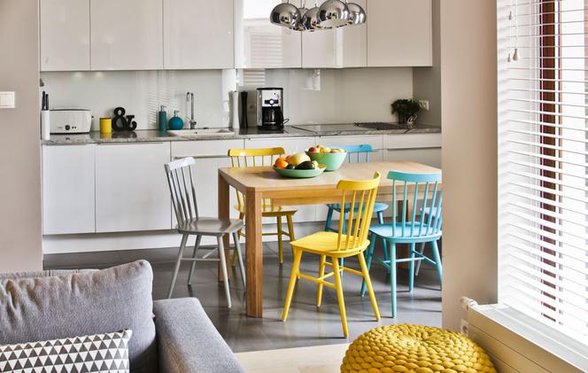 Kolorowe krzesła w kuchni