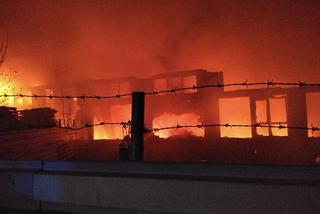 Pożar hali w Zwoleniu. 20 zastępów straży pożarnej walczyło z ogniem! [ZDJĘCIA]