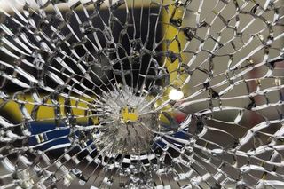 20-letni mieszkaniec Tarnowa strzelił z pistoletu do autobusu. Broń wyrzucił w czasie ucieczki