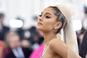 Ariana Grande z rodzicami w Paryżu! Zwiedzali Luwr i zrobili selfie pod wieżą Eiffla [ZDJĘCIA]