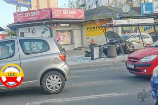 Samochód wjechał w przystanek. Czekająca na autobus kobieta została ranna