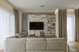 Dom w odcieniach beżu pod Warszawą