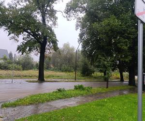 Zagrożenie powodziowe. Głuchołazy. Woda przelała się przez wały. Zalewa miasto