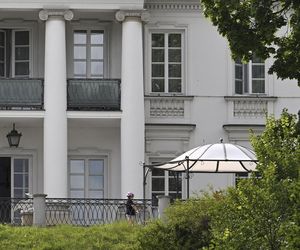 Rodzina Nawrockich przejęła Belweder: Kasia w kasku na hulajnodze, teściowe na balkonie