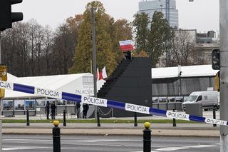 Incydent na placu Piłsudskiego w Warszawie. Mężczyzna wszedł na pomnik Ofiar Tragedii Smoleńskiej. „Zostanie w szpitalu”