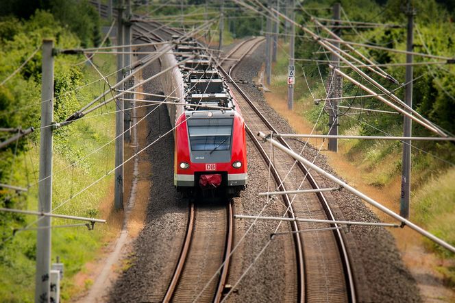 Jarocin. Przez nastolatków zatrzymano pociąg i wezwano służby! To mogło skończyć się tragedią