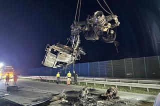 Wypadek na autostradzie A1 zablokował przejazd na kilkanaście godzin. Służby usunęły wrak TIRa