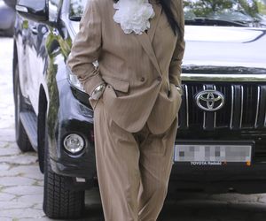 Kayah niczym bogata wdowa po gangsterze. A to garnitur z sieciówki!