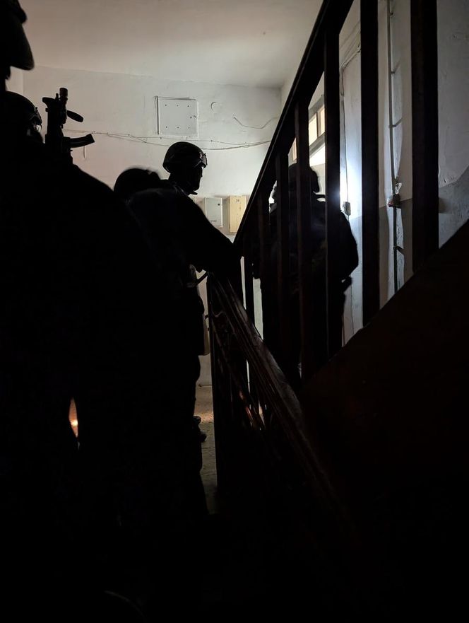 Łódzka policja rozbiła grupę handlującą dopalaczami. Wśród zatrzymanych pseudokibice