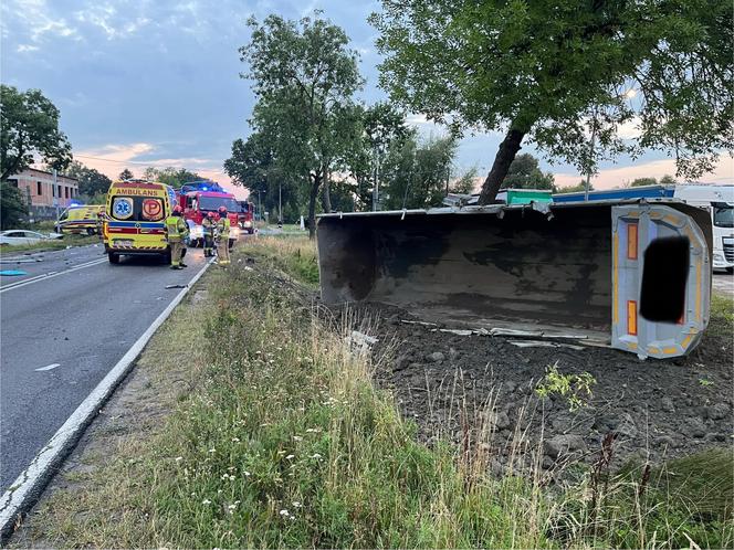 Pod Legionowem samochód osobowy zderzył się z ciężarówką. Cztery osoby ranne, w tym roczne dziecko