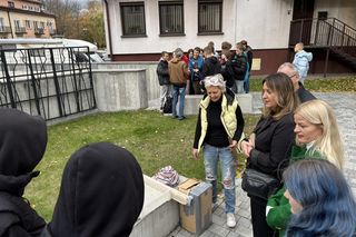 Uczniowie sadzili żonkile przy skwerze pamięci