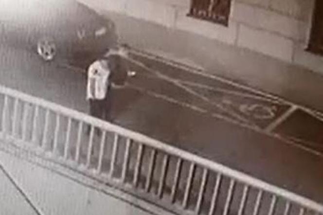 Tajemnicze plamy na koszulce Macieja Aleksiuka