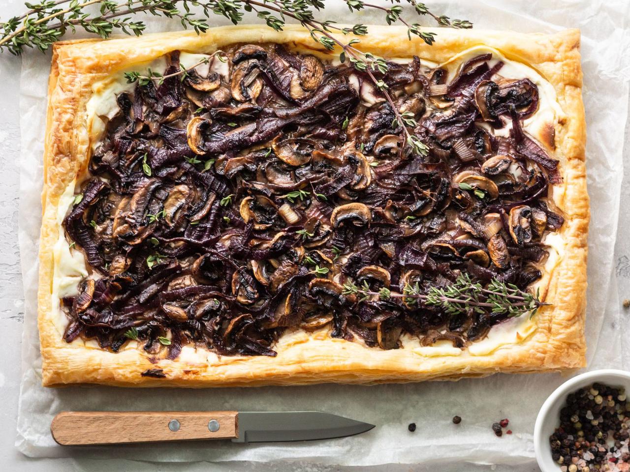 Ciasto francuskie z pieczarkami - pyszna codzienna przekąska, szybka i tania