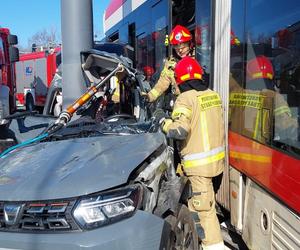 Wypadek w Gdańsku. Samochód wjechał w tramwaj. Kierowca był zakleszczony w aucie