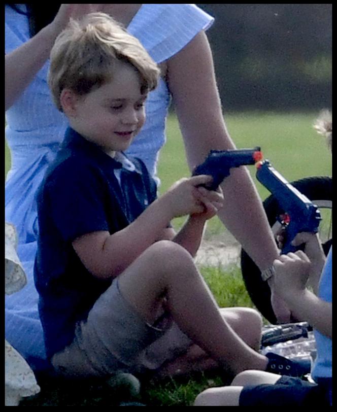 Książę George bawi się plastikową bronią