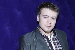 Porwał za sobą tłumy jako wokalista Afromental. Mało kto wie, że zagrał również w kilku filmach. Tak przez lata zmienił się Wojciech Łozowski