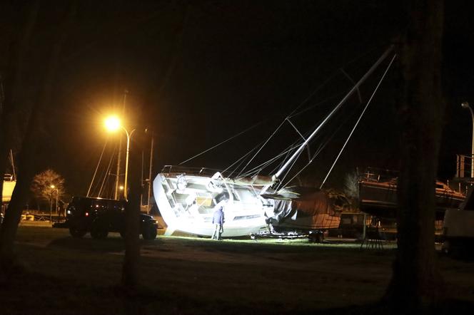 W świnoujskiej marinie wiatr przewrócił duży jacht