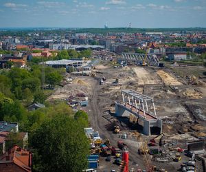 W Katowicach trwa największa inwestycja kolejowa w historii. Powstają nowe wiadukty, tory, perony