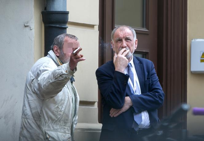 OJCIEC PREZYDENTA PALI Z BEZDOMNYM.