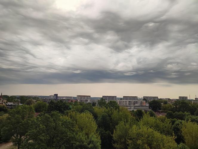 Nawałnice przechodzą przez Polskę. Ciemne chmury nad Białymstokiem