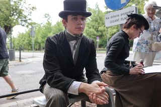 Nowa Lalka na ulicach Warszawy. Zdjęcia z planu filmowego jak wehikuł czasu