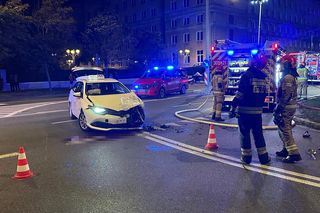 Makabryczny wypadek na Mokotowie. Motocyklista zderzył się z autem i wpadł na parking