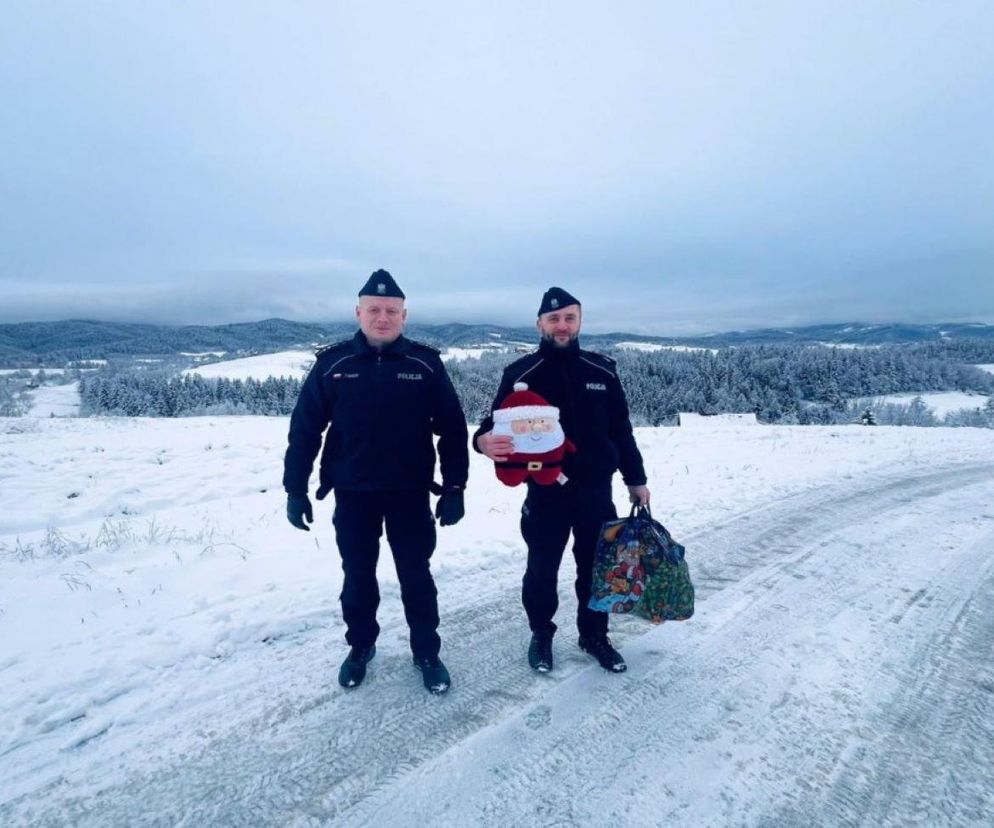 Policjanci pomogli Mikołajowi.  Prezenty dotarły na czas!