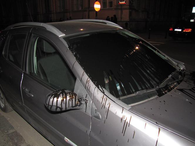 Policja bada sprawę ataków na samochody Ubera