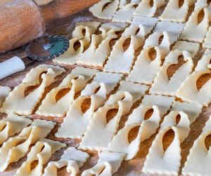 Tłusty czwartek: ciasto na faworki jest za twarde i się nie klei? Tak je uratujesz