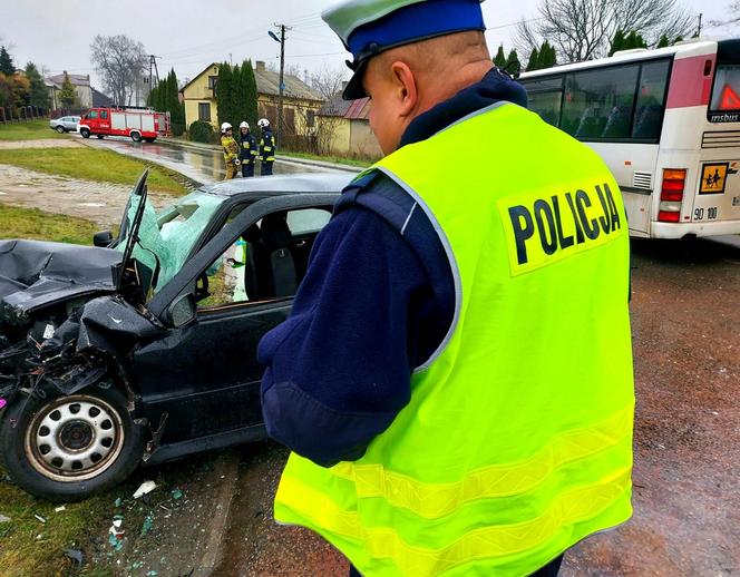 Zderzenie autobusu z dziećmi z volkswagenem! Fatalny wypadek pod Rawą Mazowiecką [ZDJĘCIA]. 