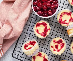 Zaskocz wszystkich tym prostym deserem. Mini serniczki to bomba