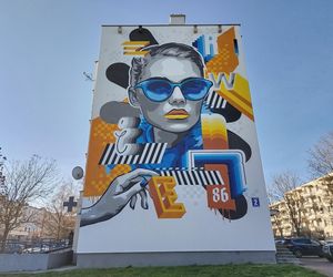 Nowy mural z kobiecą postacią na ścianie bloku przy ulicy Kaszubskiej 2 w Siedlcach. Zobacz zdjęcia!