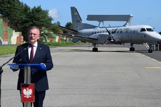 Paweł Bejda na tle Saab 304 